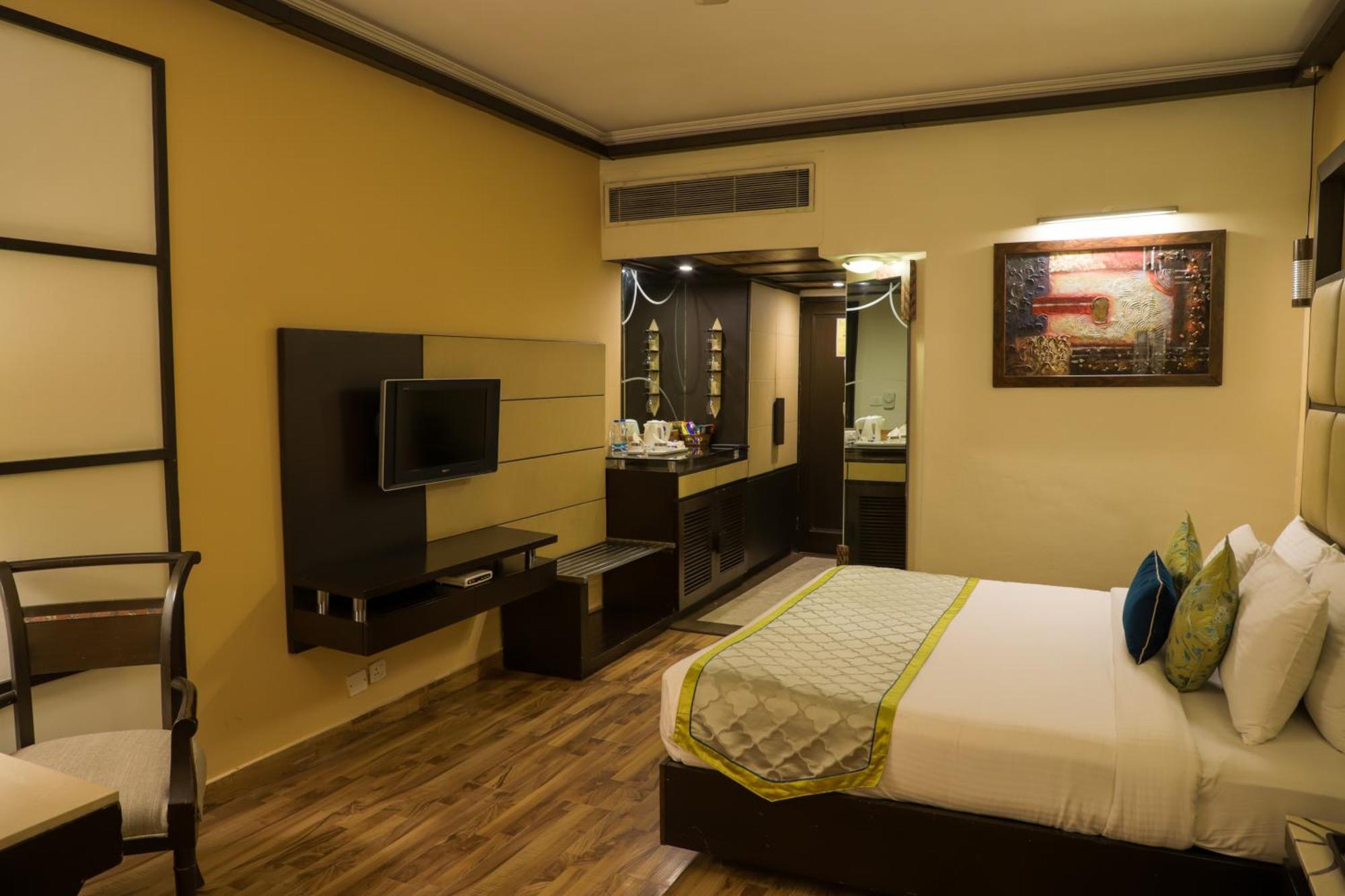 โฮเต็ล มหาราช รีเจนซี่ Hotel ลูดิฮานา ภายนอก รูปภาพ