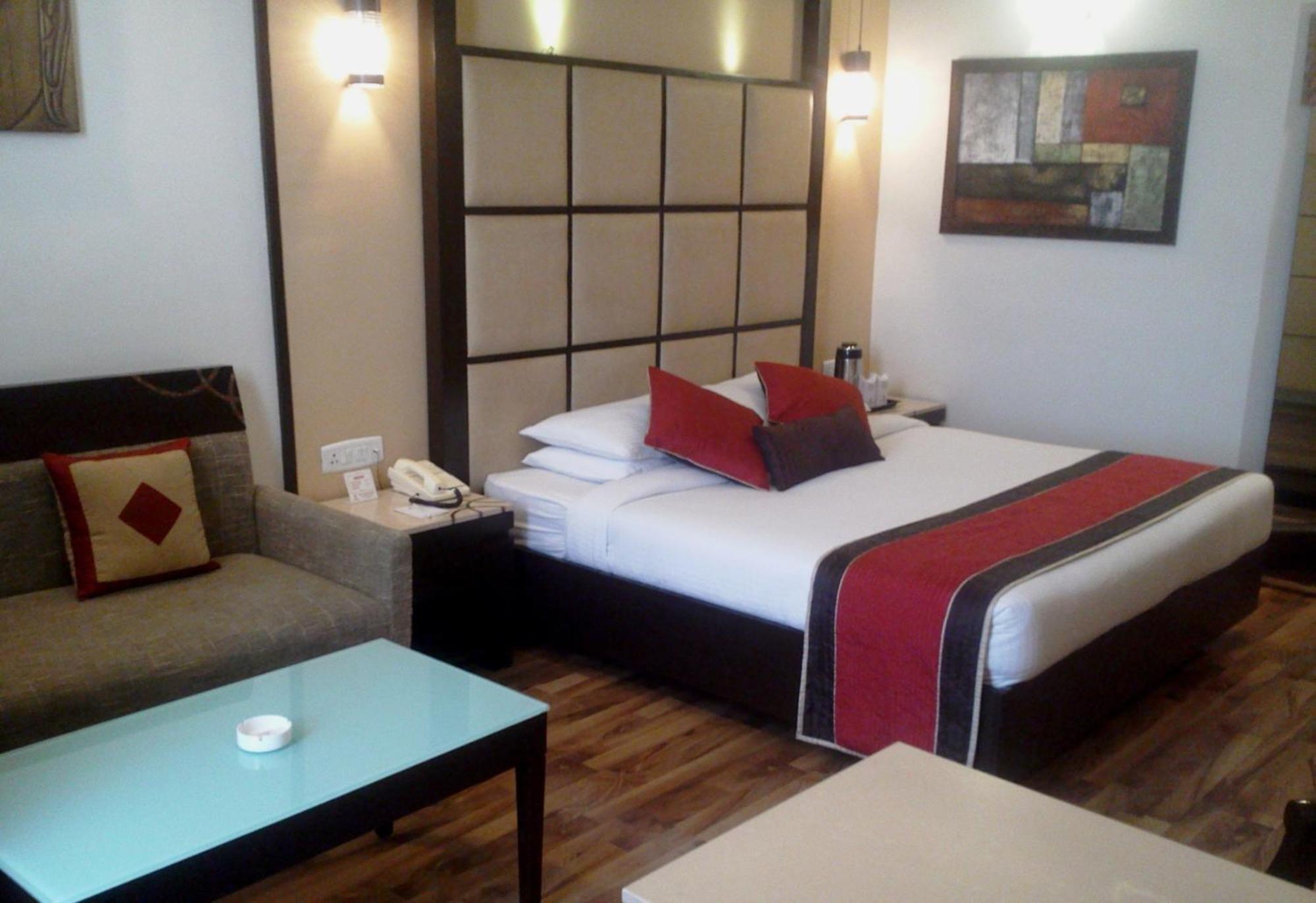โฮเต็ล มหาราช รีเจนซี่ Hotel ลูดิฮานา ภายนอก รูปภาพ