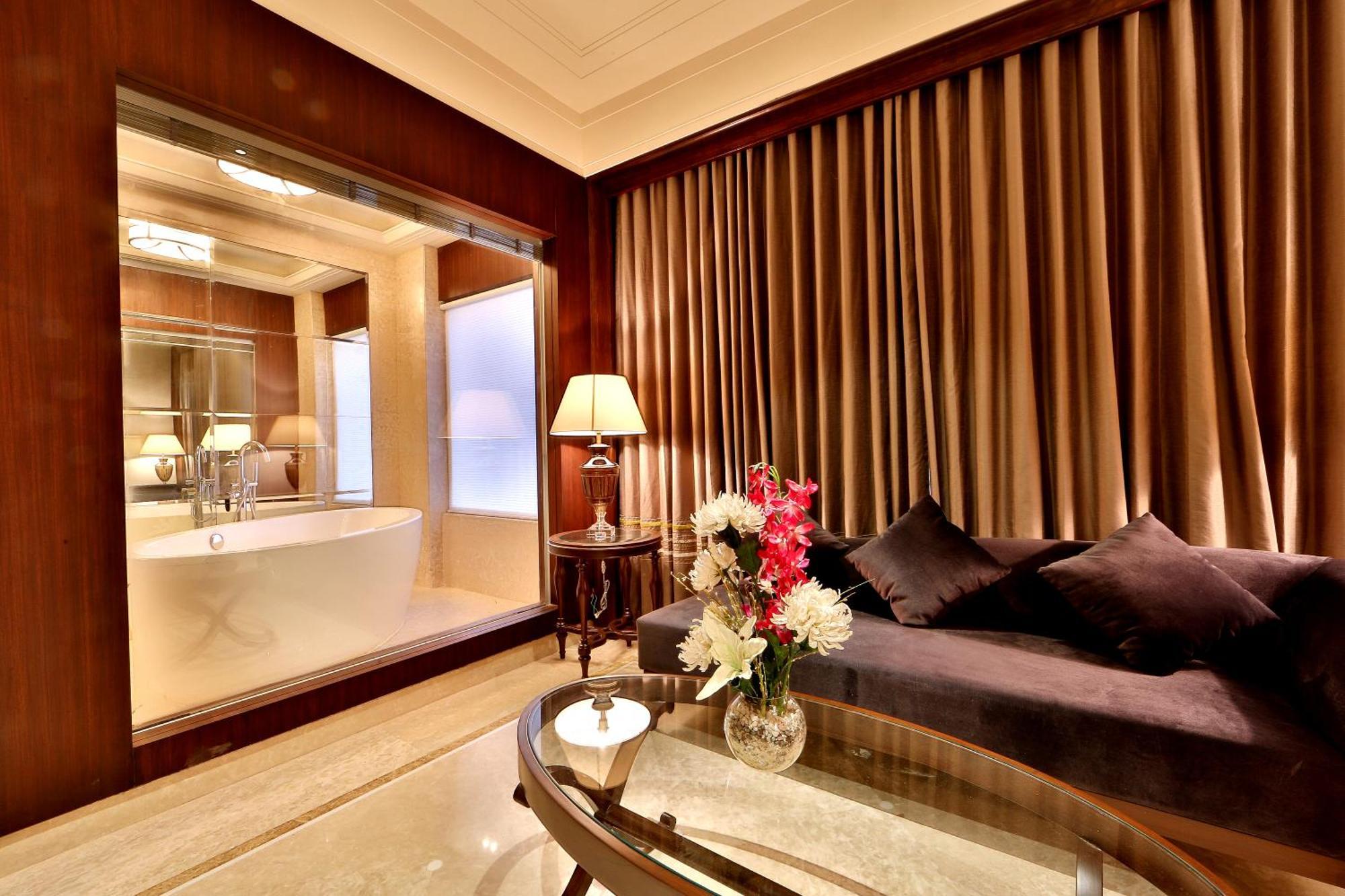 โฮเต็ล มหาราช รีเจนซี่ Hotel ลูดิฮานา ภายนอก รูปภาพ