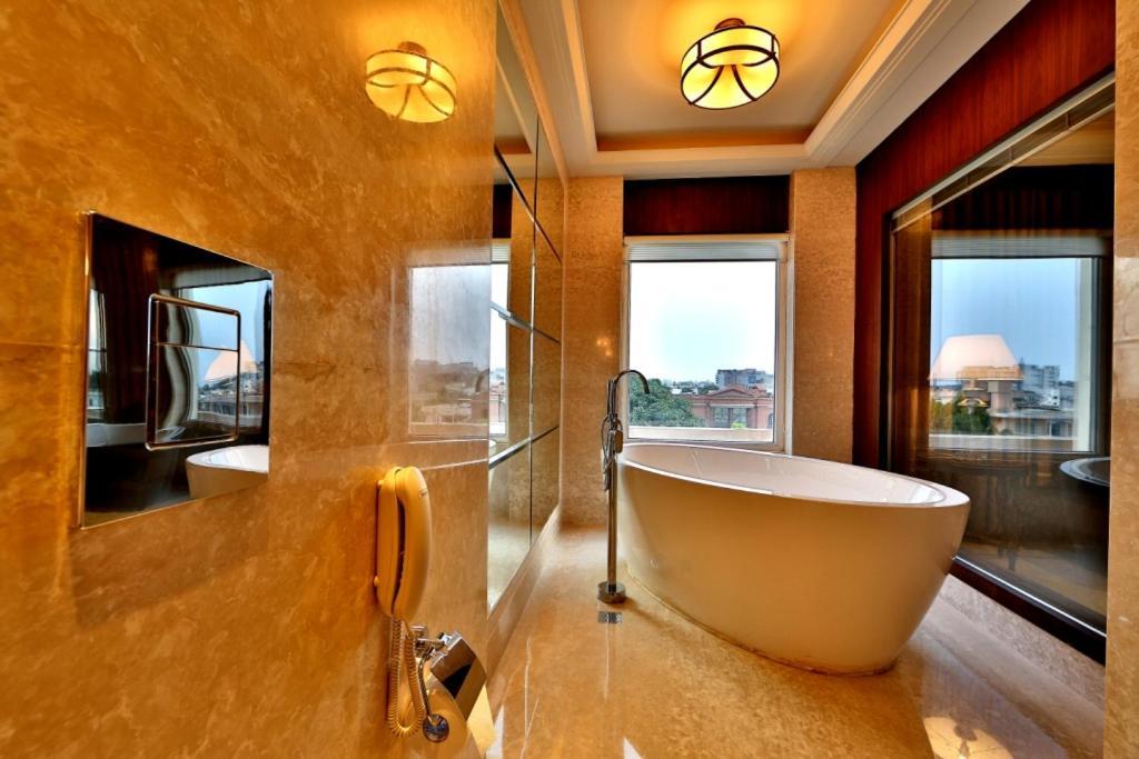 โฮเต็ล มหาราช รีเจนซี่ Hotel ลูดิฮานา ภายนอก รูปภาพ